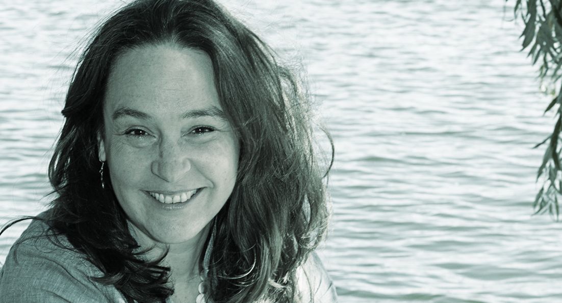 Portraitfoto von Karen Nitschke am Wasser Portraitfoto von Karen Nitschke am Wasser